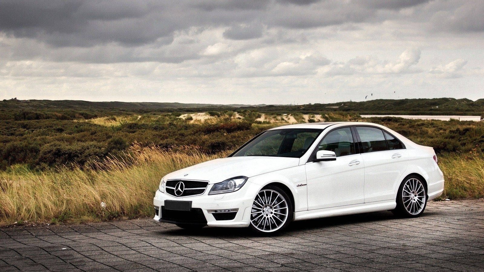 mercedes-e300-2014-white-gxpzq6ycaak4bzm3